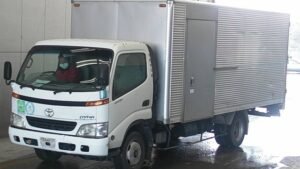 2000 Toyota DYNA Box Truck XZU421 2 Ton