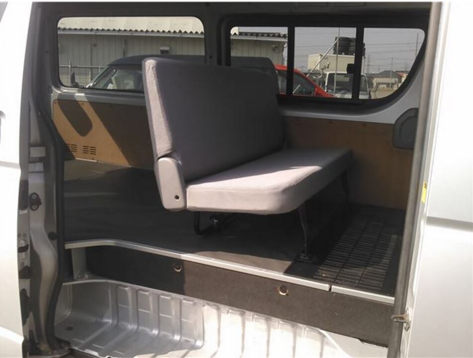 2006 Toyota Hiace van KDH200K DX 1.25 Ton - Image 9