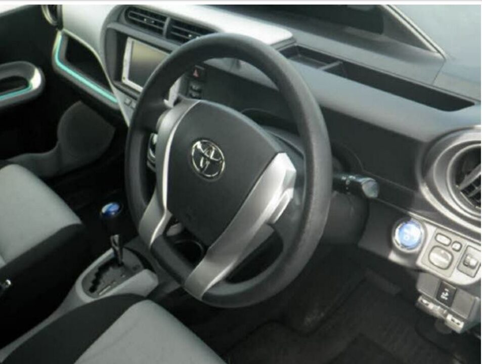 2012 Toyota Aqua NHP10 S - Image 4