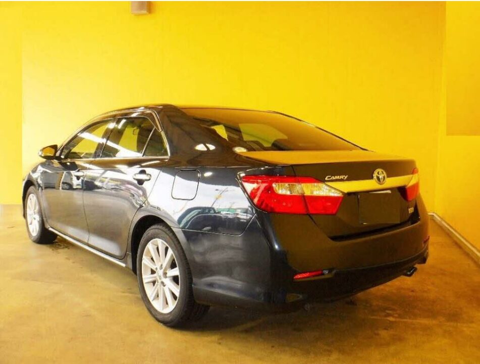 2013 Toyota Camry Hybrid AVV50 G Package - Image 2