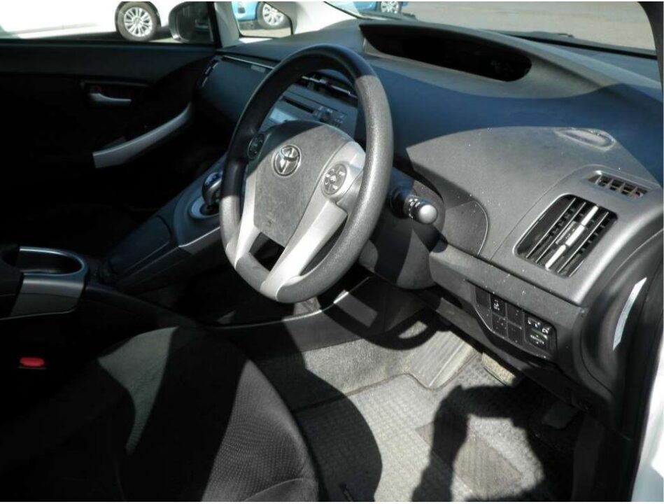 2013 Toyota Prius ZVW30 S - Image 3