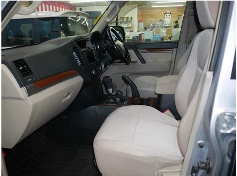 2008 Mitsubishi Pajero Exceed V93W - Image 4