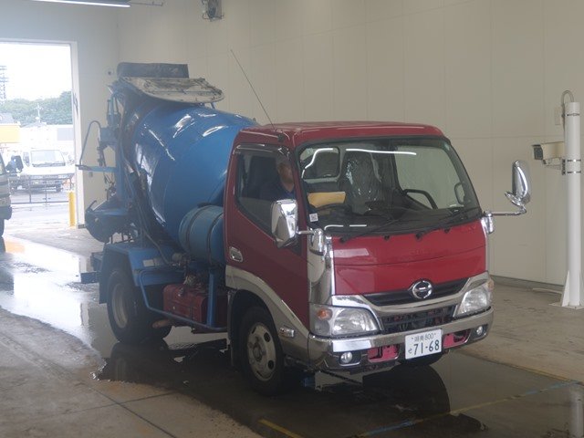 2017 Concrete Mixer Truck Hino Dutro TKG-XZU600E - Image 2