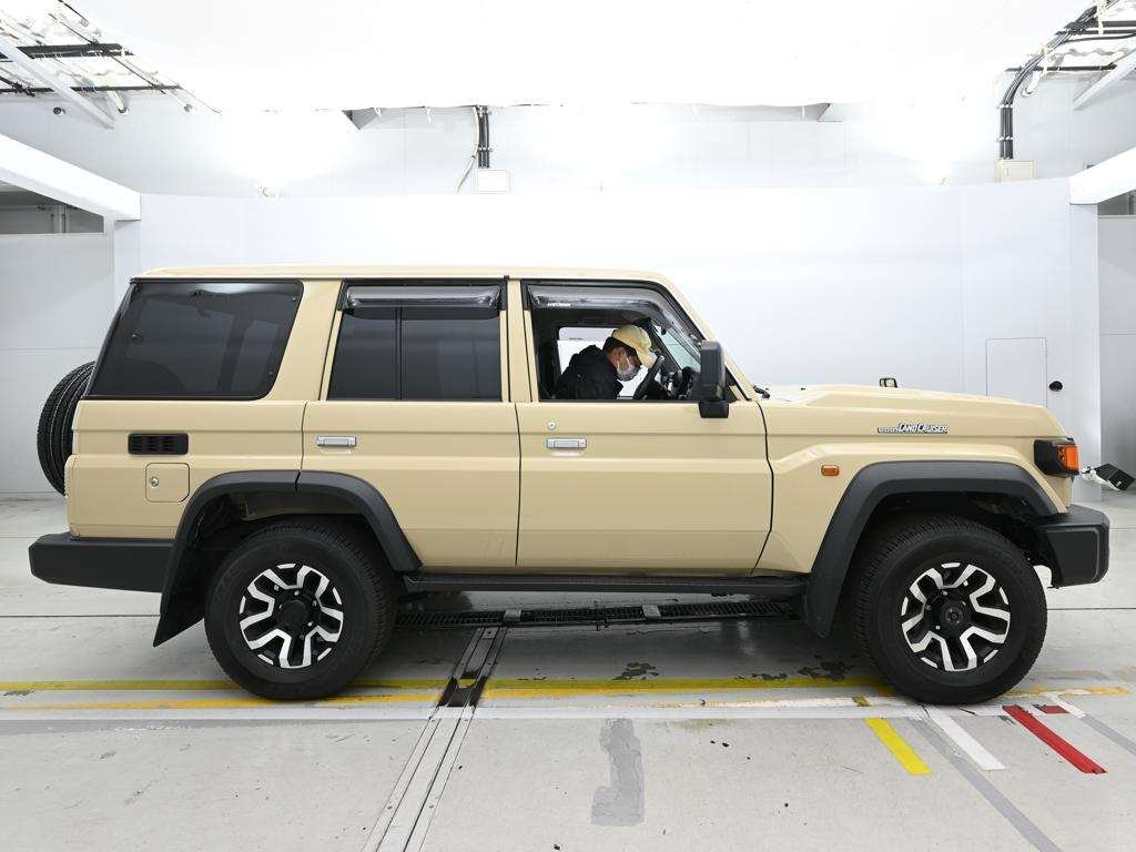 2025 SUV TOYOTA LAND CRUISER GDJ76W - Image 3
