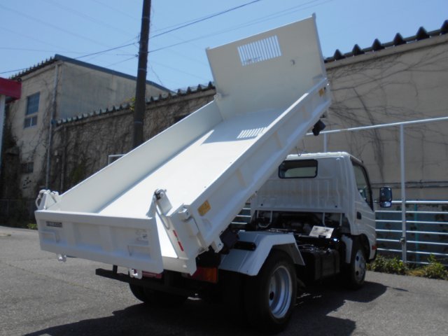 2017 Dump Tipper Truck Hino Dutro TKG-XZU600T - Image 2