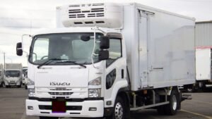 2018 Freezer Refrigerator Truck Isuzu Forward Refrigerated/Freezer Truck with 2 Side Door & Retractable Power Gate.