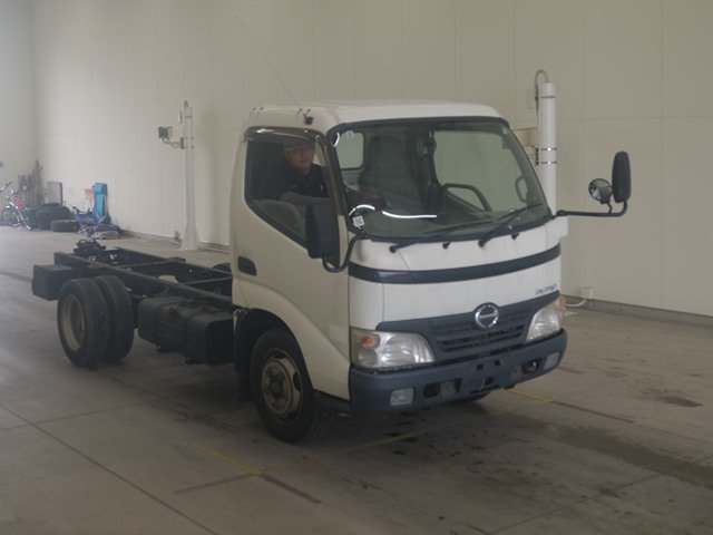 2009 Trailer Head Hino Dutro BDG-XZU334M - Image 3