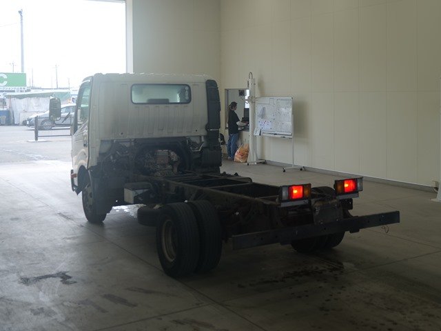 2016 Chassis Truck Hino Dutro TKG-XZU710M - Image 4