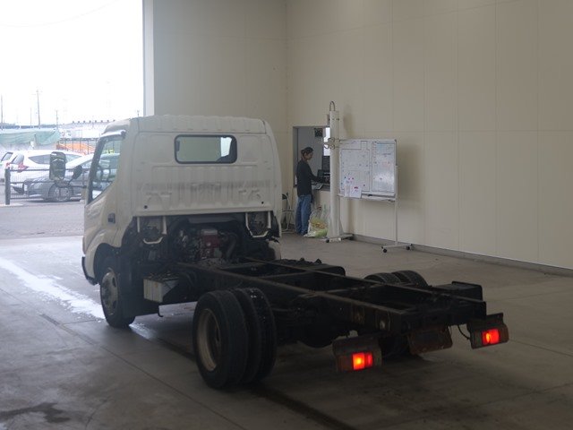 2009 Trailer Head Hino Dutro BDG-XZU334M - Image 4