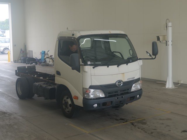 2015 Chassis Truck Hino Dutro TKG-XZU645M - Image 3
